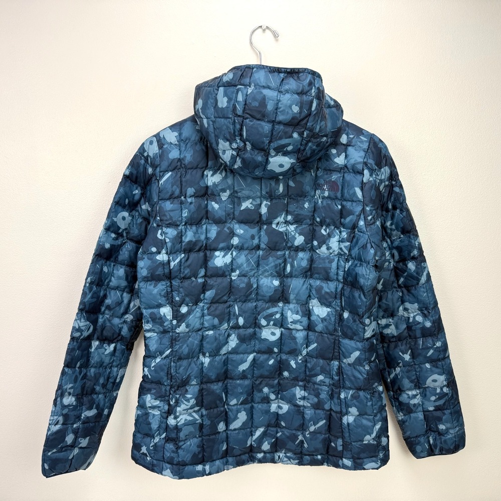 The North Face Womens Printed Themoball Eco Hooded Jacket Sz M Blue Camo Quilted - Picture 4 of 16